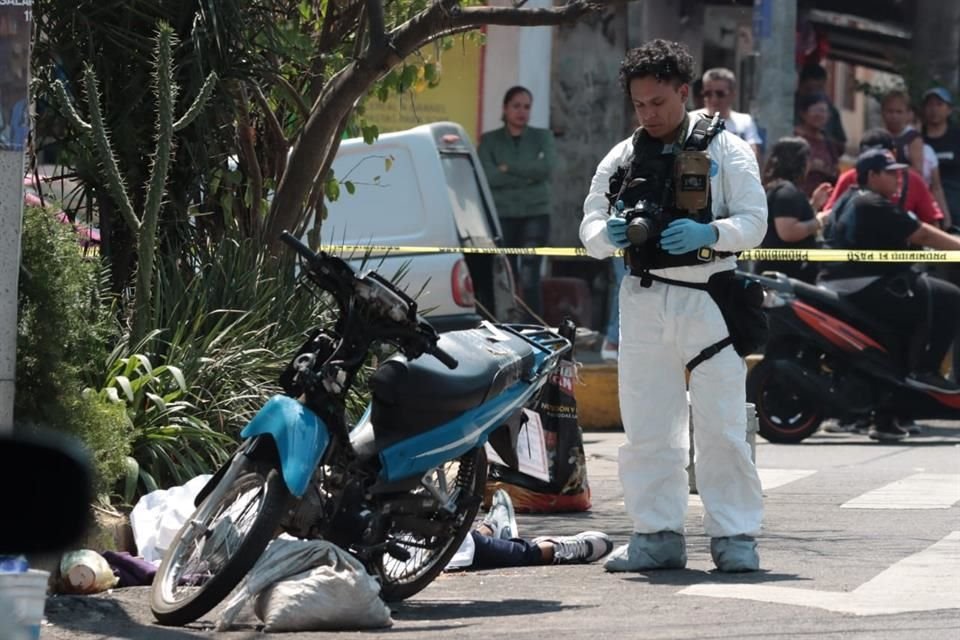 Según reportes preliminares, se hallaba detenido junto a la banqueta y un sujeto le disparó desde otra motocicleta.