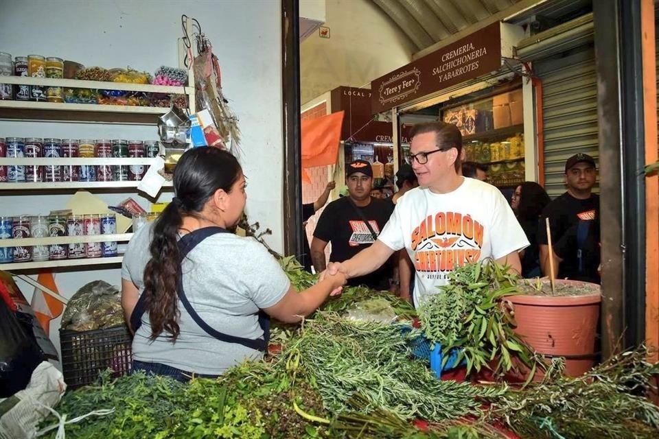 Además de recorrer dicha línea y platicar con los usuarios, visitó el Mercado Río Blanco.