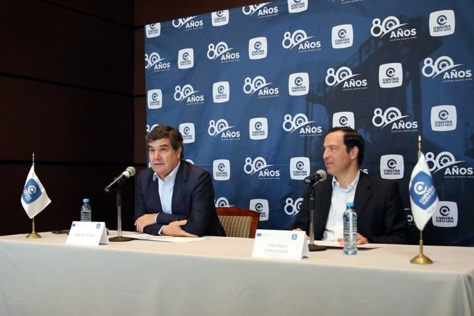 (De izq a der.) Máximo Vedoya, presidente de Caintra Nuevo León, y Juan Pablo García, director del organismo.