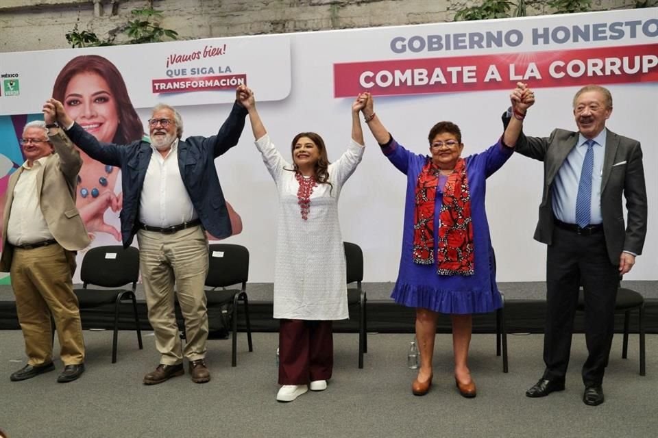 Clara Brugada estuvo acompañada por la ex Fiscal de la Ciudad de México, Ernestina Godoy, y el asesor de gobierno de su campaña, Alejandro Encinas.