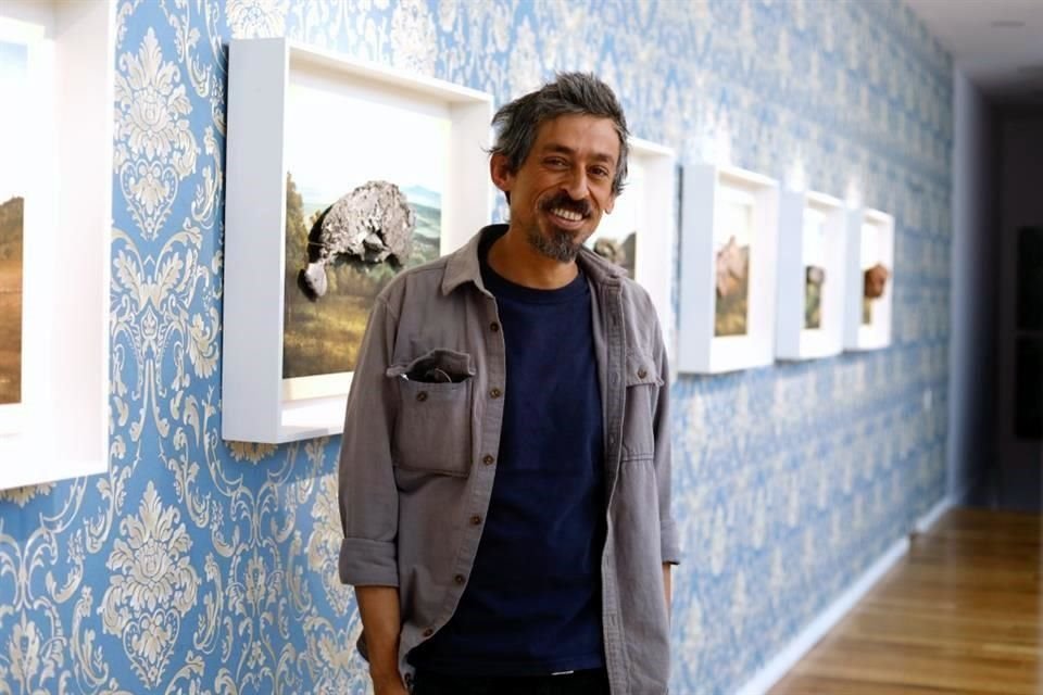 Arturo Hernández Alcázar exhibe dentro de la colectiva 'El hilo de la conversación' obra en la que indaga sobre el extractivismo con una serie de litografías de paisajes mexicanos intervenidas.