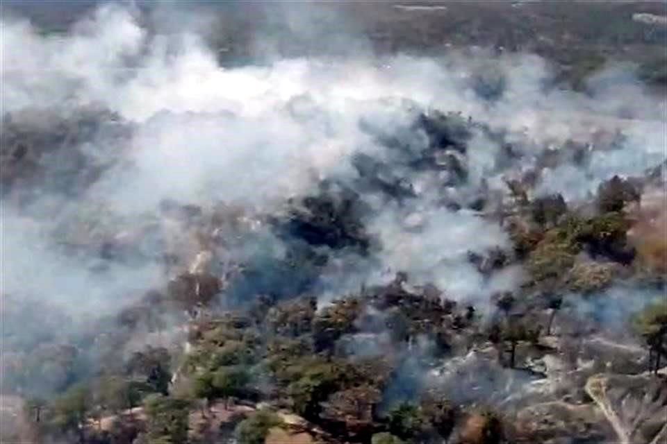 Para el combate se utilizaron dos helicópteros que ayudaron a controlar el fuego. 