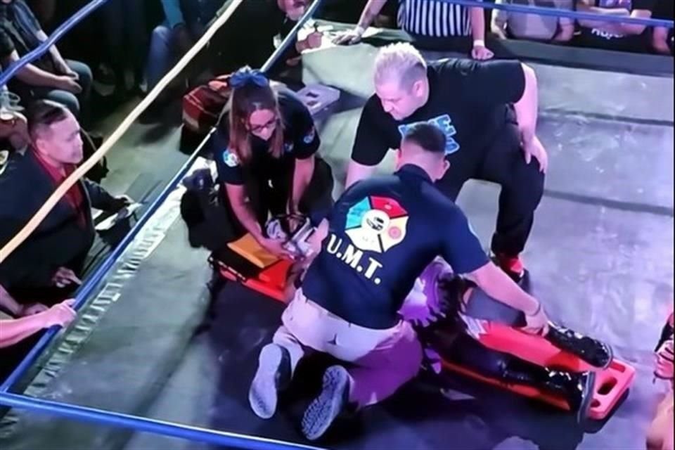 Rey Destroyer recibe la atención medica tras desplomarse en un evento de RIOT Lucha Libre.