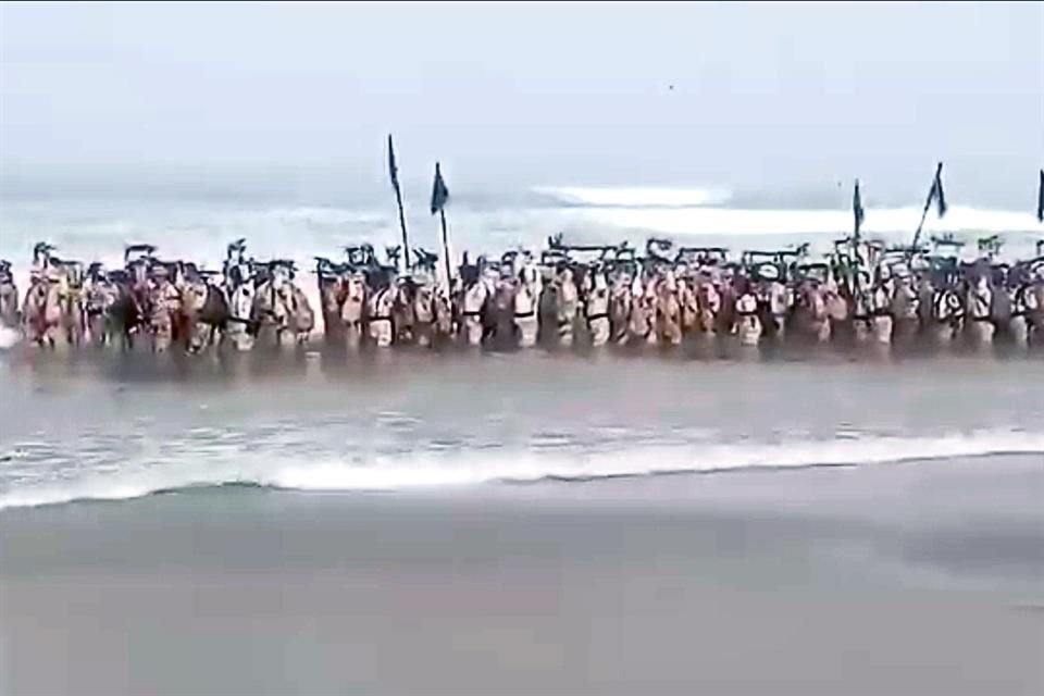 Como 'novatada', varios reclutas fueron obligados a meterse al mar cuando éste estaba agitado.