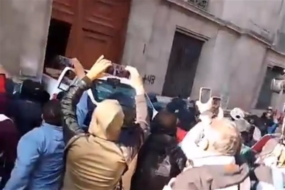 La puerta de Palacio Nacional fue vandalizada con una camioneta blanca con el logo de la CFE.