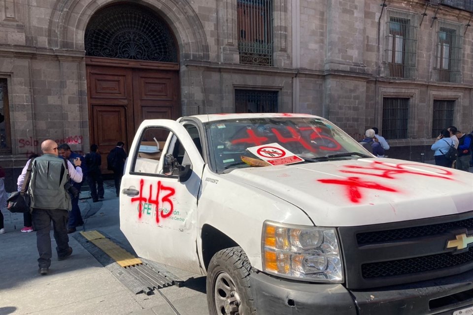 La camioneta, con logos de la CFE, también fue vandalizada.