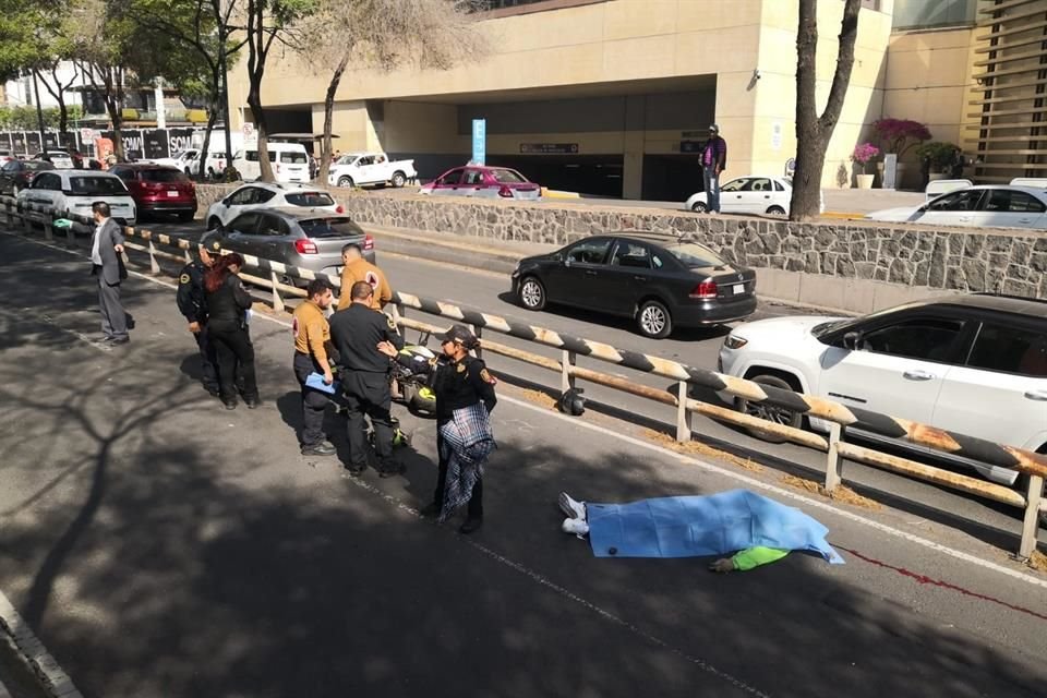 Según reportes preliminares, el hombre circulaba por los carriles centrales en dirección hacia Avenida Mariano Escobedo. 