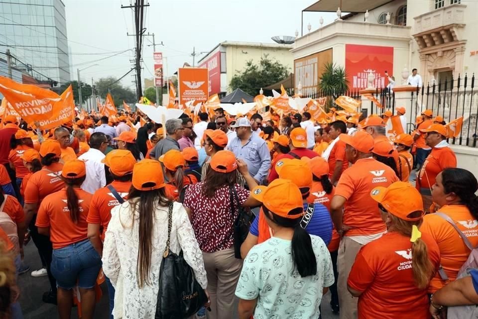 Militantes se reunieron afuera de la denominada Casa Ciudadana para esperar a la precandidata Mariana Rodríguez.