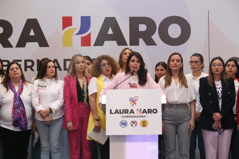 Laura Haro en rueda de prensa anuncia su propuesta en materia de género.