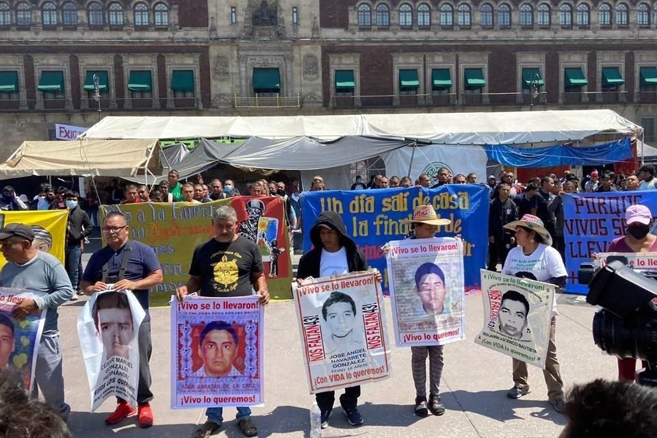 Familiares de los 43 y normalistas que se encontraban en el Zócalo.