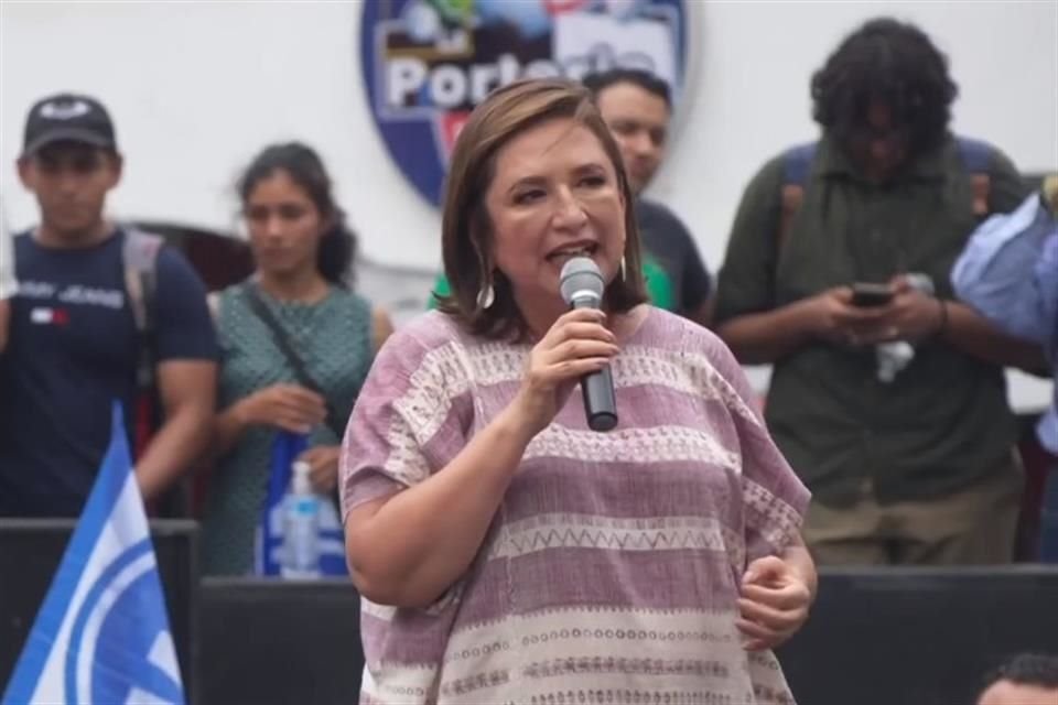 Xóchitl Gálvez desafió a AMLO al deslizar con ironía si era cierto que estaba en la plaza 'donde dicen que manda un solo hombre. ¿Verdad que no?'.