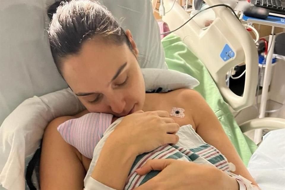 La actriz publicó una foto desde el hospital después de dar a luz a su pequeña Ori.