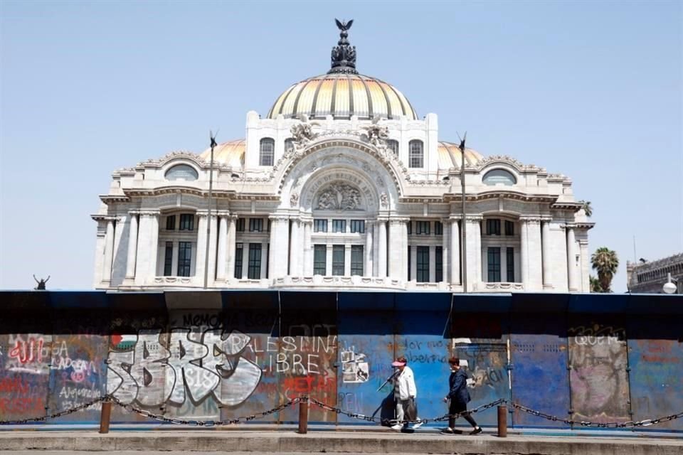 Las vallas metálicas han sido utilizadas en otras manifestaciones, por lo que lucen pintas y carteles.