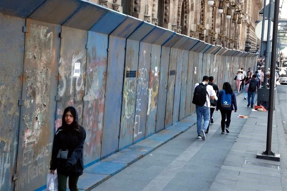 Edificios históricos como la oficina de Telégrafos, Bellas Artes y Banco de México han sido cubiertos con las hojas de metal.