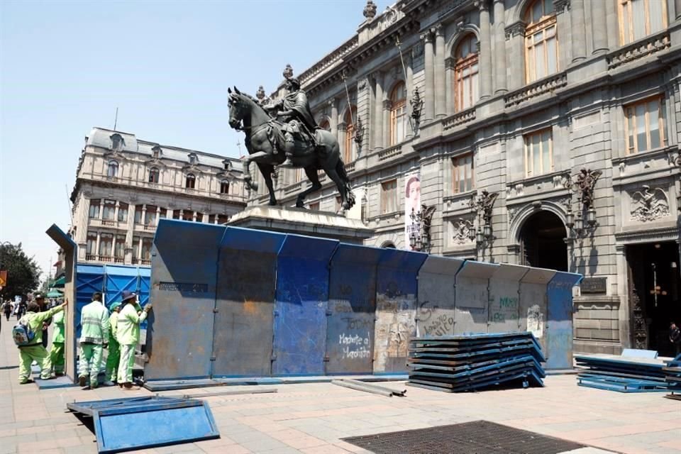 Personal de la Secretaría de Obras y Servicios comenzó la instalación ayer.