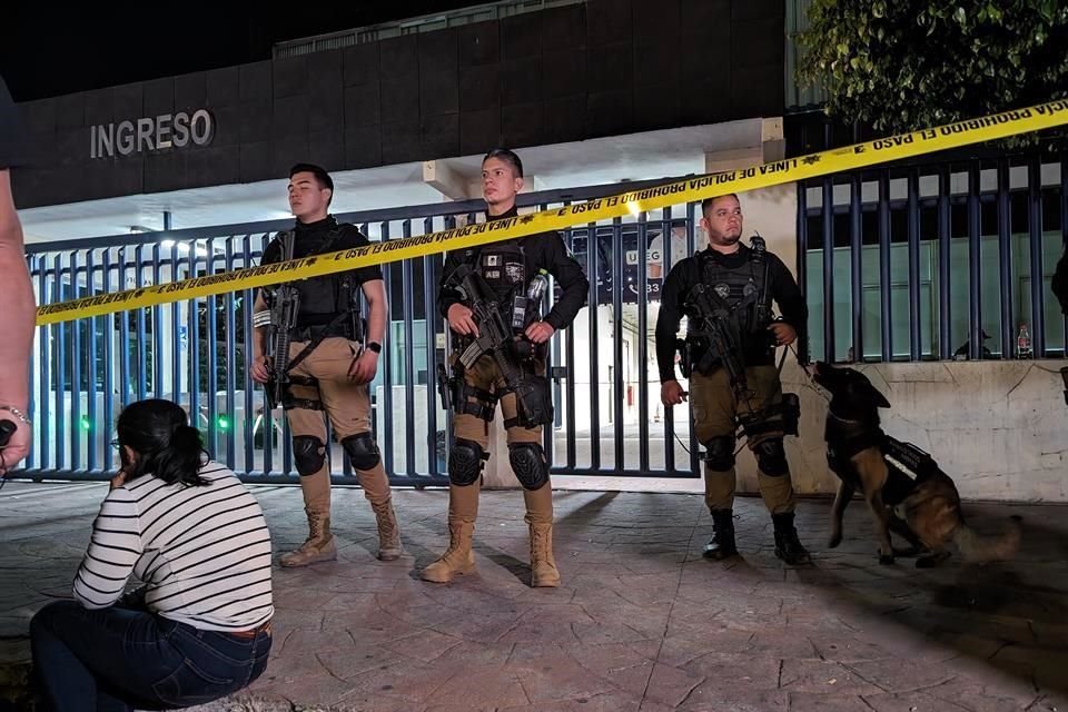 Decenas de policías rodearon el plantel UTEG Olímpica. 