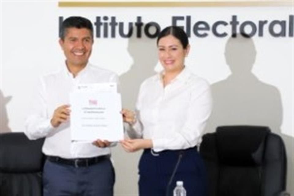 El panista Eduardo Rivera, ex Alcalde de Puebla, fue registrado como candidato a Gobernador por la alianza opositora que integran PAN, PRI, PRD y PSI.