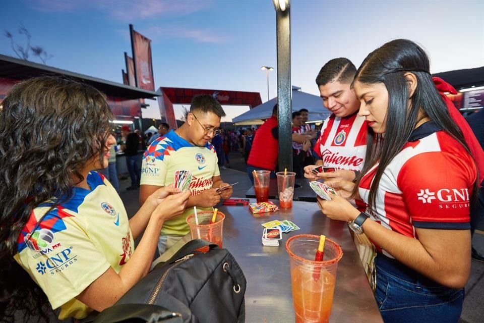 'Combebiendo' y jugando un ratito antes de entrar al estadio.