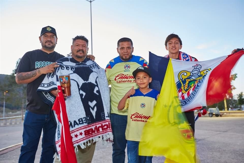 Miles de chivahermanos y aficionados del América armaron gran ambiente previo y durante el partido de Concachampions disputado en el Akron.