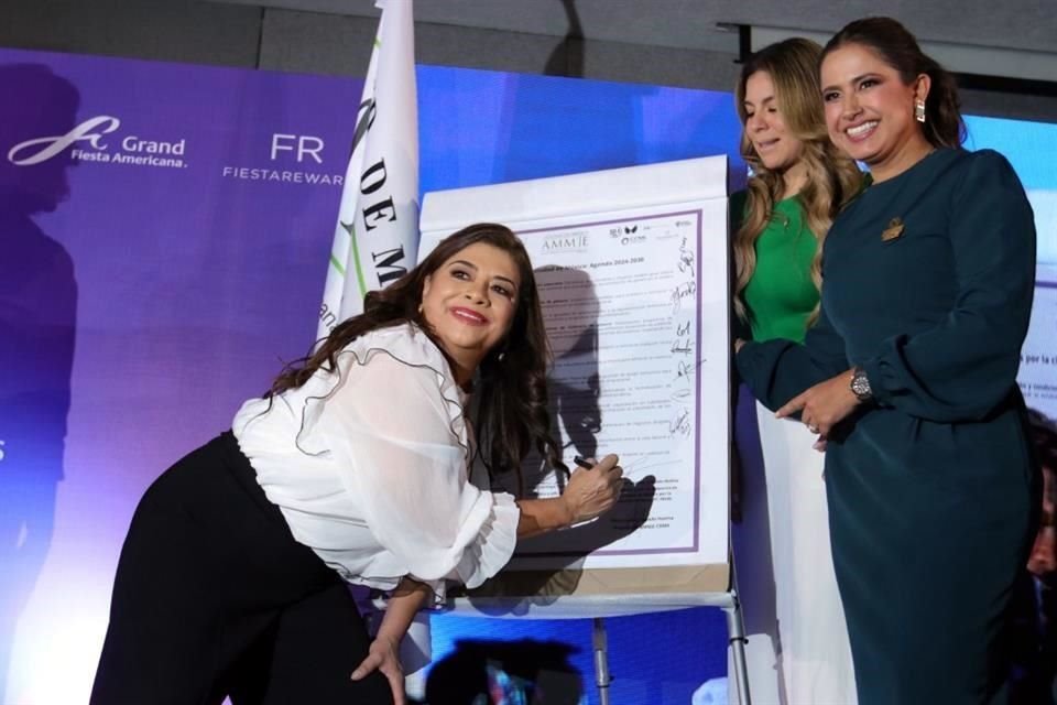 La candidata de Morena, Clara Brugada, se reunió con la Asociación Mexicana de Mujeres Jefas de Empresas.