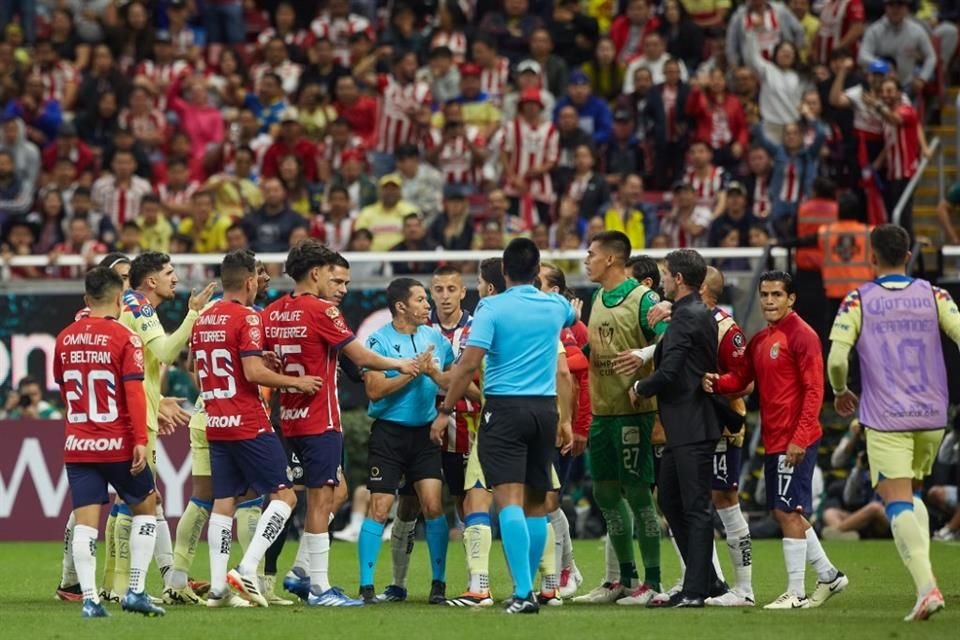 El partido terminó 'calientito'.