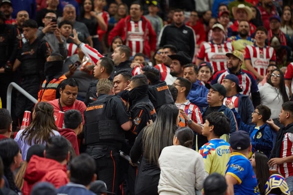 Pero al final sí hubo bronca en las tribunas.