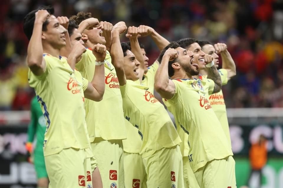 Los americanistas festejaron ¡con todo! el gol de Henry Martín.