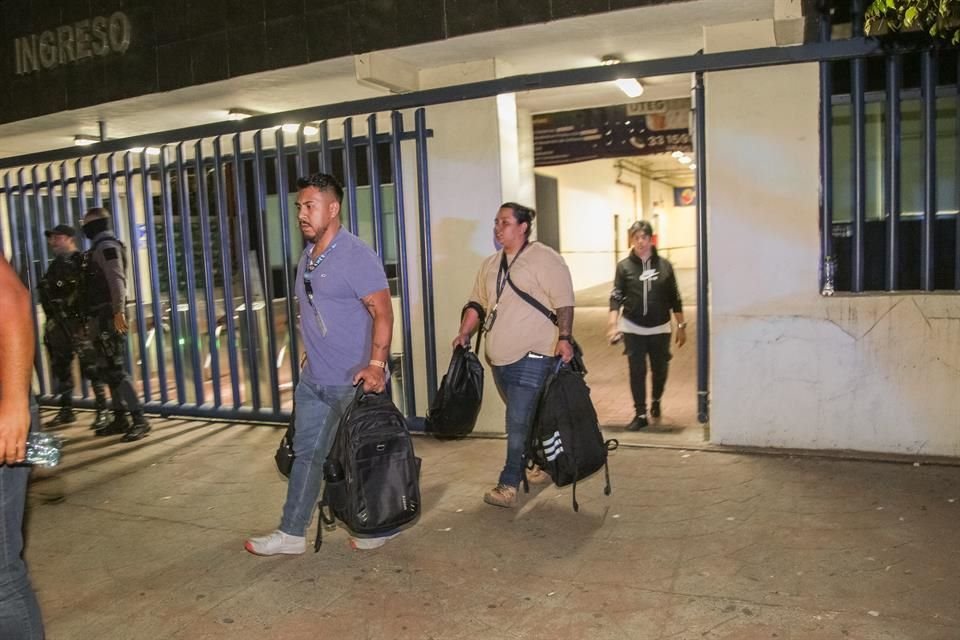 Personal de la UTGE entregó anoche a los estudiantes mochilas en que habían quedado en el interior del plantel.