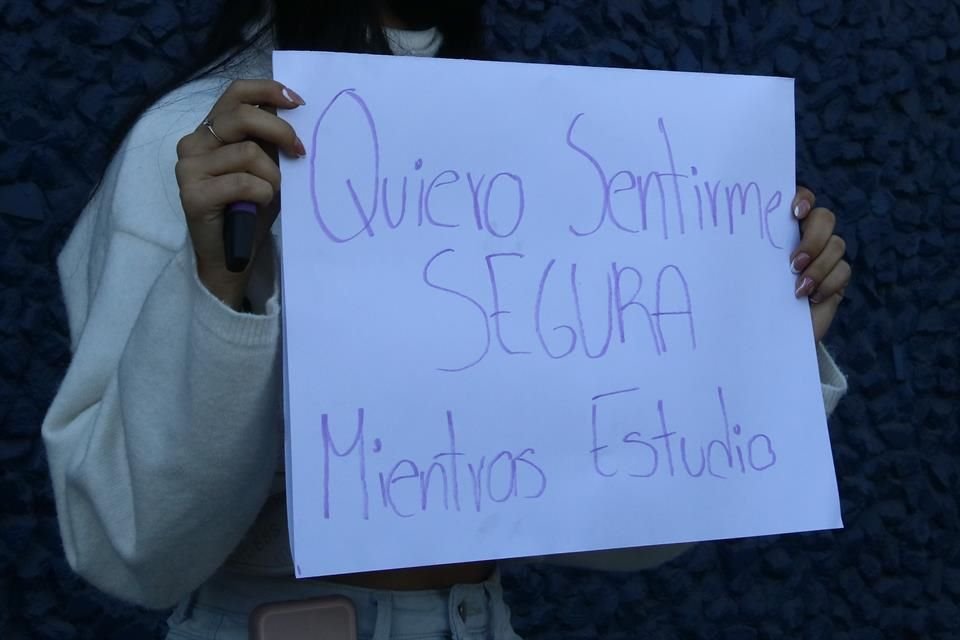 Tras el asesinato de dos personas al interior de la UTEG, cerca de 12 estudiantes se manifestaron para exigir mejoras en la seguridad, pero dijeron, fueron amenazados por autoridades del plantel.