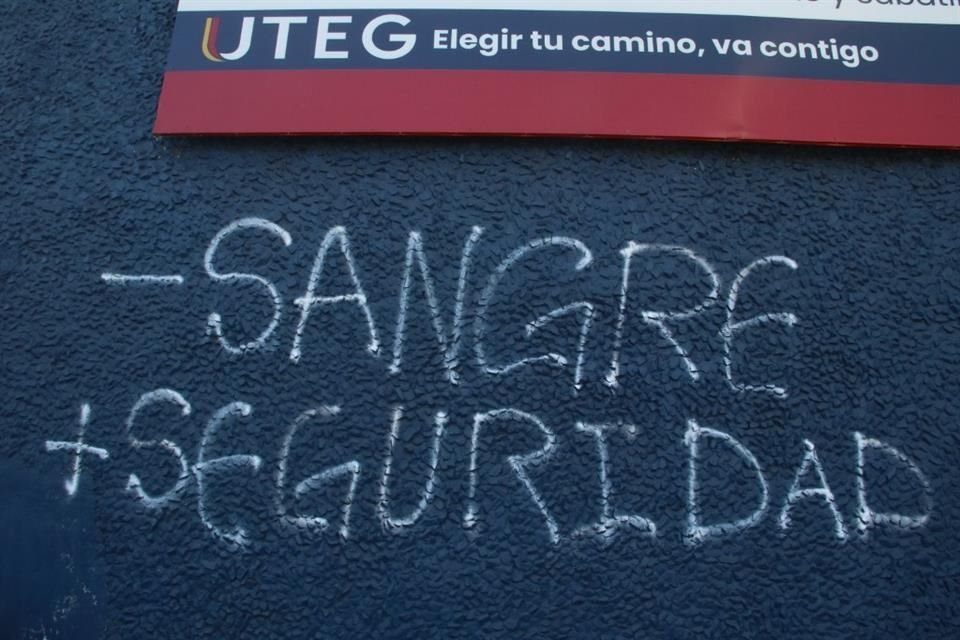 Tras el asesinato de dos personas al interior de la UTEG, cerca de 12 estudiantes se manifestaron para exigir mejoras en la seguridad, pero dijeron, fueron amenazados por autoridades del plantel.