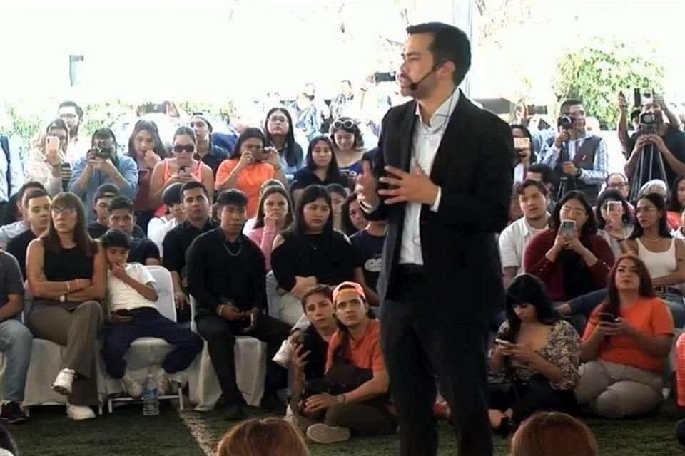 ]]'Es inconstitucional, no pidió licencia, que no puede ser Gobernador y candidato al mismo tiempo', dijo el candidato naranja.