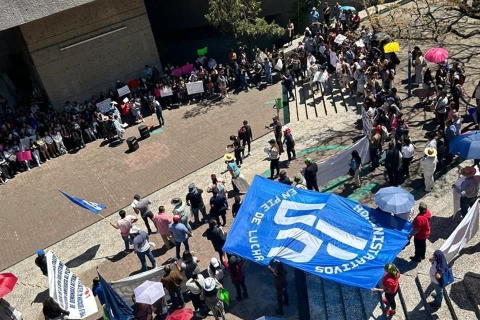 En la explanada de la UPN unidad Ajusco, extendieron mantas y realizaron un mitin en el que expusieron sus demandas