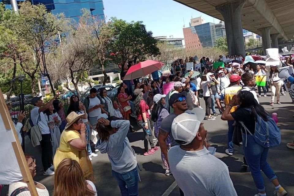 Además, salieron al Periférico Sur en la alcaldía Tlalpan, donde obstruyeron un carril lateral para llamar la atención y presionar sobre el cumplimiento de su pliego petitorio.