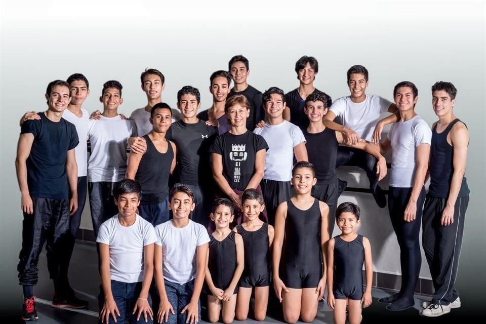 Al principio la maestra enfrentó los prejuicios sobre que el ballet no es para niños, pero ahora llegan solos a su academia.