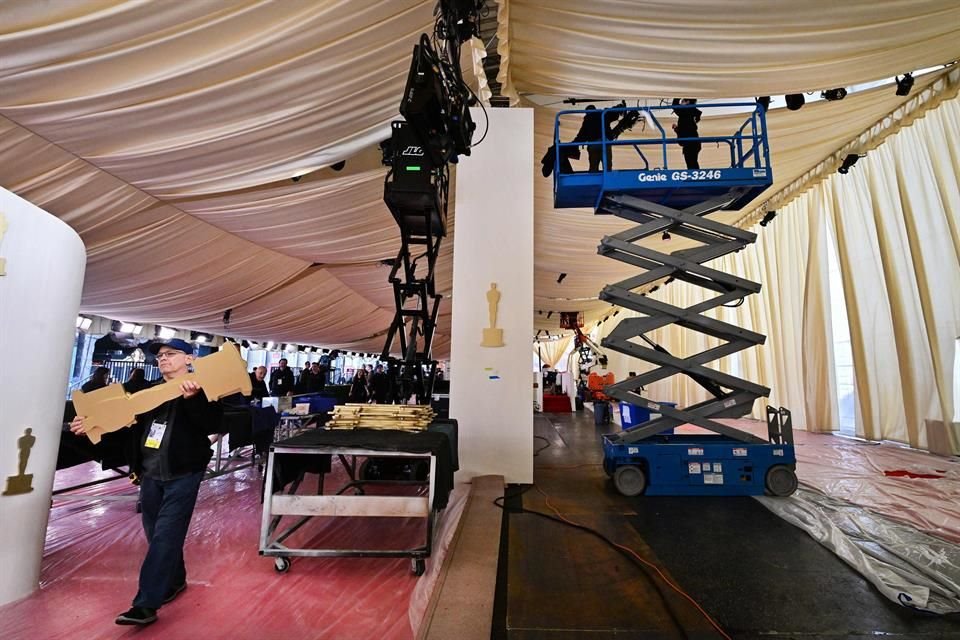 Los preparativos para instalar el área de llegadas de la alfombra roja están en marcha