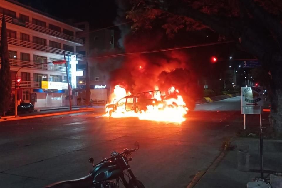 Normalistas de Ayotzinapa incendiaron patrulla en Chilpancingo tras la agresión de policías.