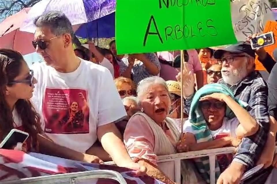 Vecinos del Municipio de Tultitlán se manifestaron en el mitin de Claudia Sheinbaum contra la tala de árboles.