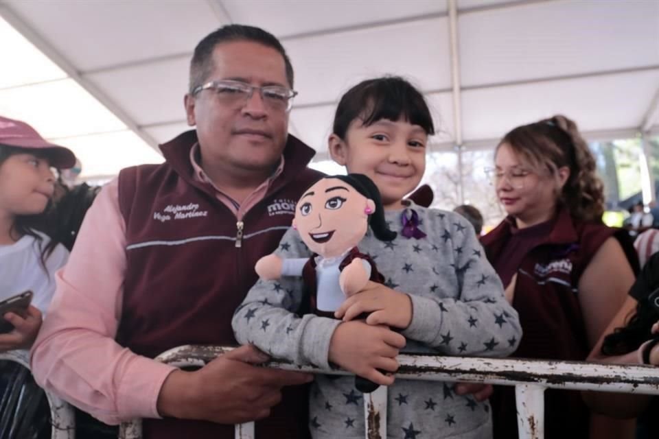 Una niña con un peluche con la imagen de Sheinbaum.