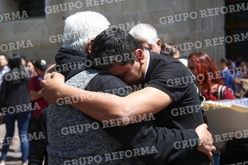 El esposo de Blanca Lilian es consolado a la salida de misa.