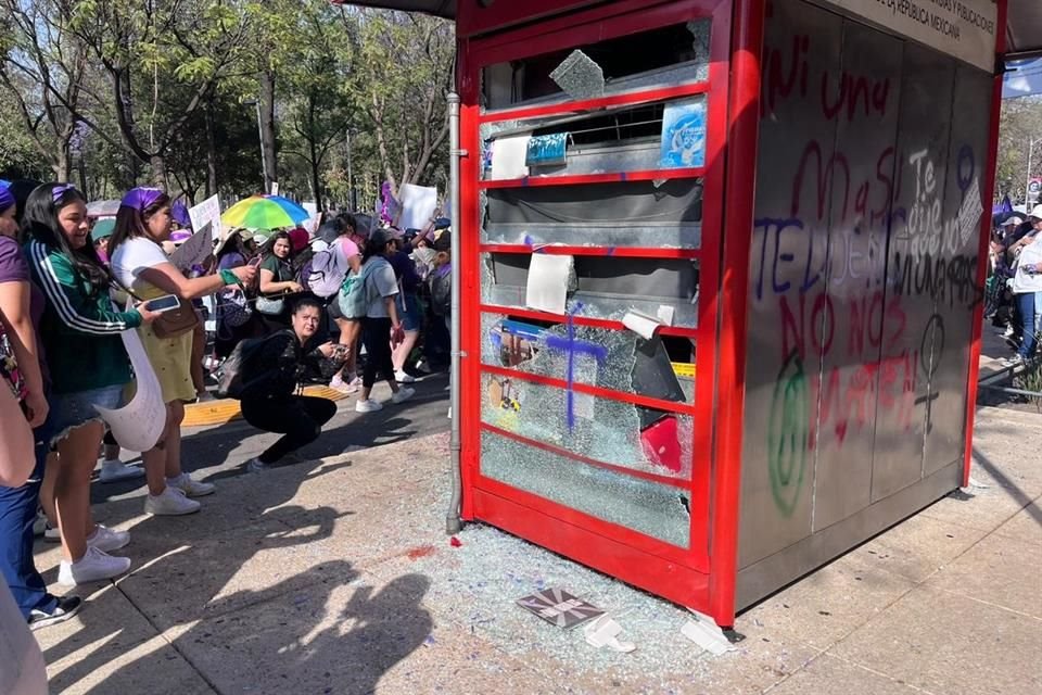 En pequeños grupos, mujeres encapuchadas protestan realizando pintas, durante la marcha del 8M.