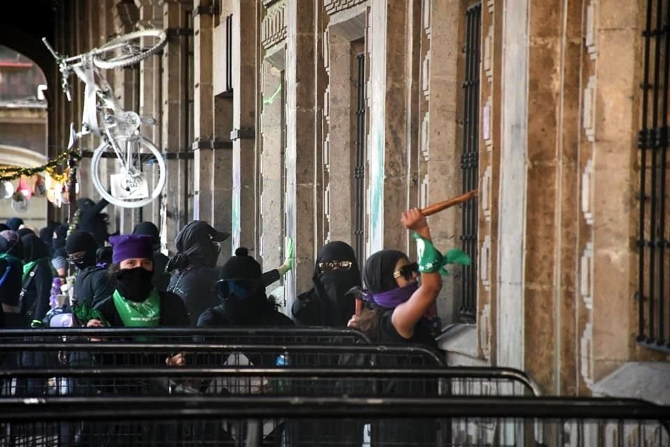 El bloque negro arremetio contra las ventanas de las oficinas de palacio de Gobierno de Morelos con martillos.