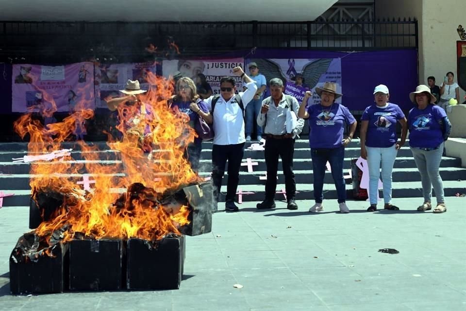 En Tuxtla Gutiérrez colocaron cuatro cajones de cartón que fueron quemados de manera simbólica para exigir justicia ante la falta de atención a los casos por parte de la Fiscalía General del Estado.