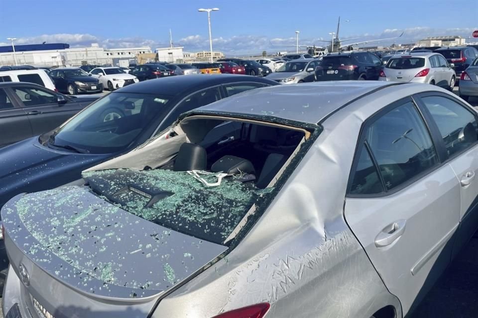 Vuelo de United Airlines que iba a Japón perdió llanta al despegar y el neumático cayó sobre estacionamiento, provocando daños a vehículos.