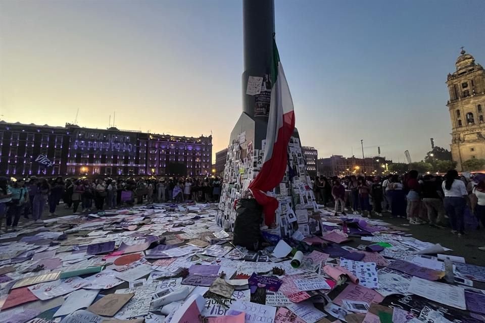 La insignia que ellas llevaban media 10 metros de largo, pero tuvieron que cortarla.