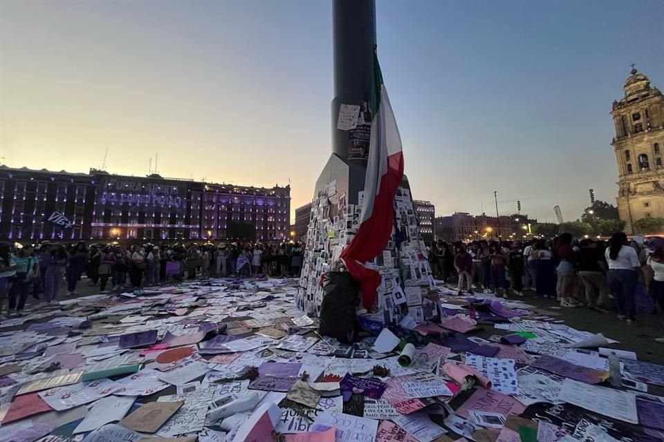 La insignia que ellas llevaban media 10 metros de largo, pero tuvieron que cortarla.
