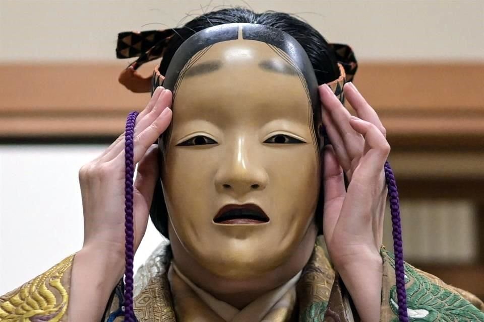 El Noh, con sus trajes elaborados y máscaras hechas a mano, es un estilo teatral que data del siglo 8, uno de los más antiguos del mundo aún vigentes en Japón.