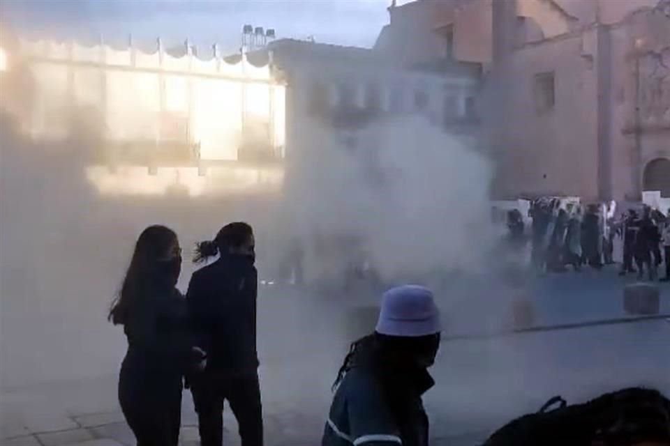 Durante la manifestación se roció contra mujeres gas lacrimógeno.