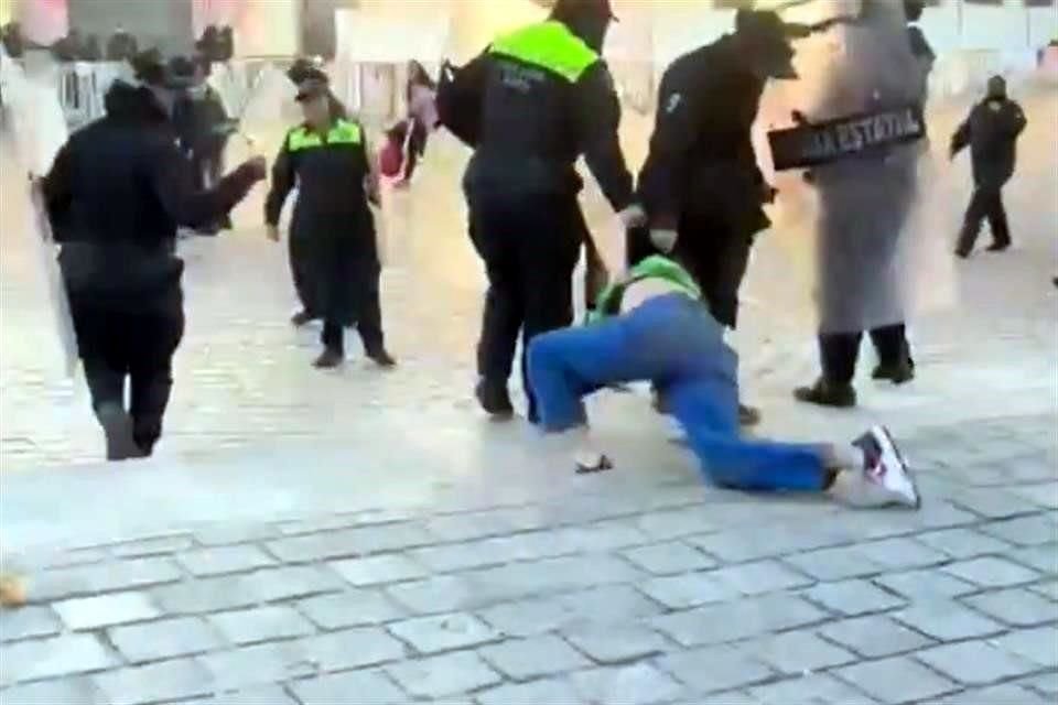 Policías encapsularon y detuvieron a mujeres.