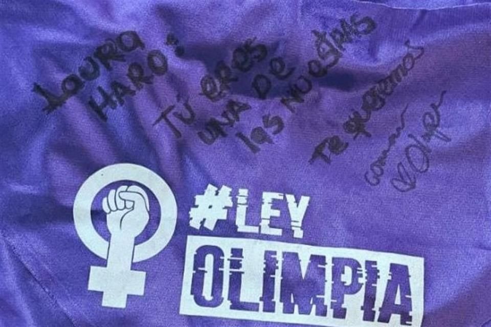 Laura Haro recibió el pañuelo firmado por Olimpia Coral Melo.