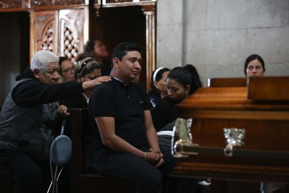 Rodolfo Pérez, en la misa de cuerpo presente de su esposa Blanca Lilia.